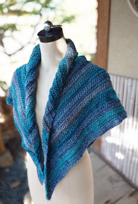 三角ショール/手編み／マフラー/キラキラ/ラメディープブルー/ショール