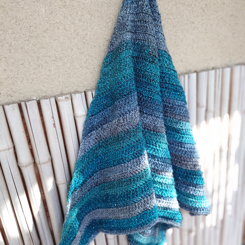 三角ショール/手編み／マフラー/キラキラ/ラメディープブルー/ショール