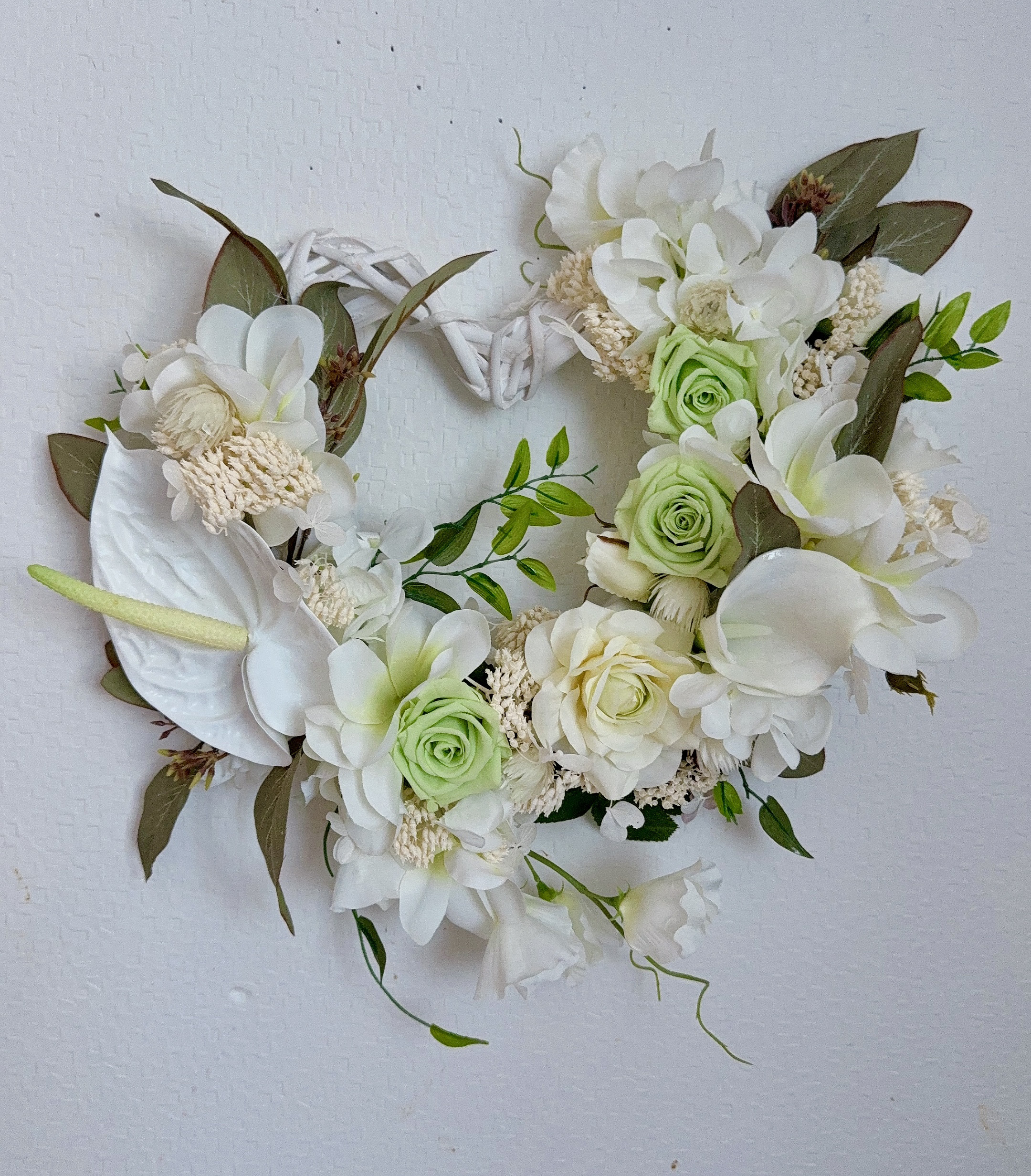 ❤️SALE❤️Whiteアンスリュームandカラーハート形リース