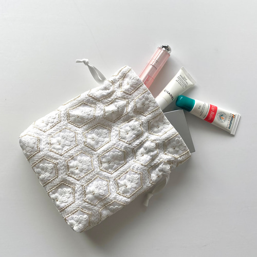 新作 YONE インド刺繍生地のパールホワイト巾着ポーチ メイク