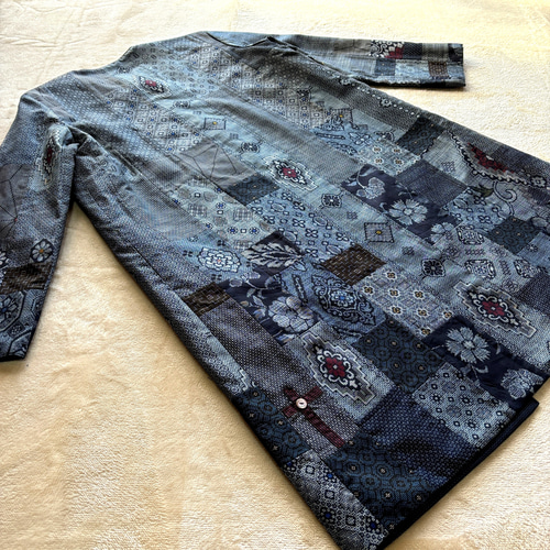 着物リメイク　大島紬　パッチワーク　ハンドメイド犬服　シルク　ロンパース アンティーク大島紬のパッチワークコート リバーシブル 青 着物
