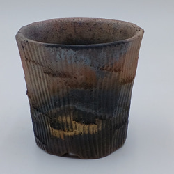 Bs Lab の植木鉢 C-18 (炭化焼成・匣詰め・窯変・焼締・彫文・貼り付け
