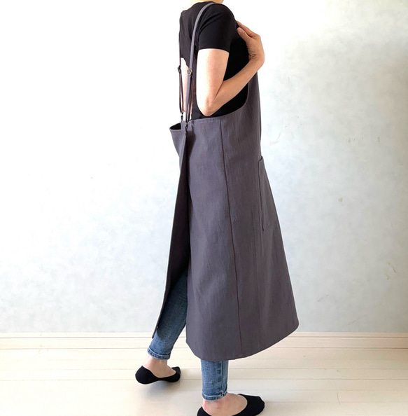 アジャスターで着心地満点！ラップ型エプロン ・グレイッシュパープル 1枚目の画像