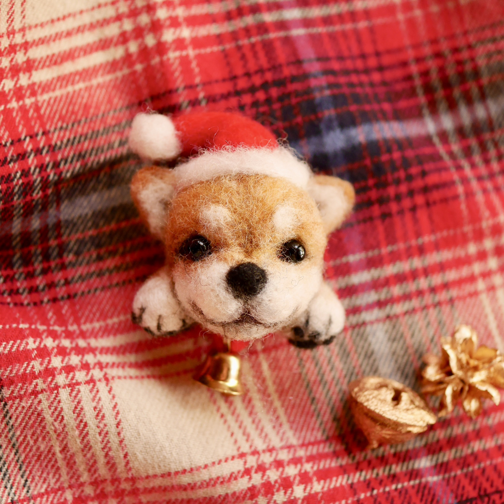 戴著聖誕帽的柴犬 羊毛氈胸針羊毛氈インコとワンコ的作品18485223｜Creema