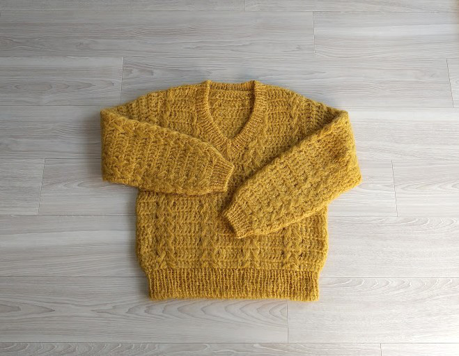 からし色　Vネック　モヘアセーター