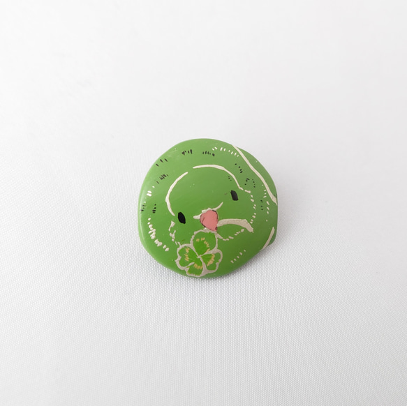 【こるり さま専用】オーダー:四つ葉とサザナミインコ 漆ブローチ 2枚目の画像