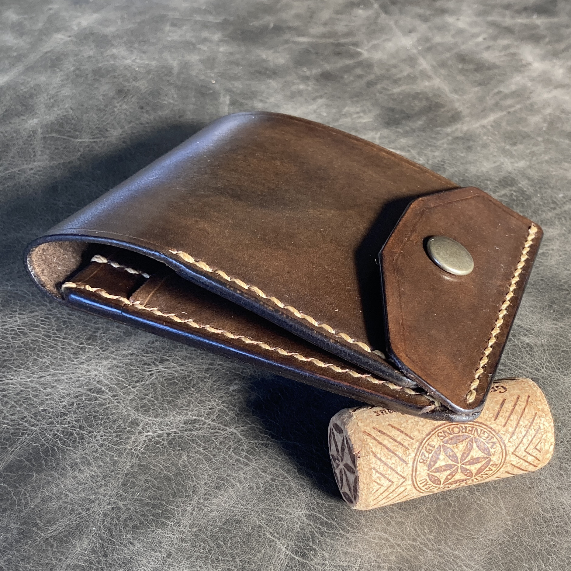 【右開口 ｶｰﾄﾞﾎﾟｹｯﾄ3 焦茶染】薄型シンプル札ばさみ MC-10dbwn マネークリップ ヌメ革 241109