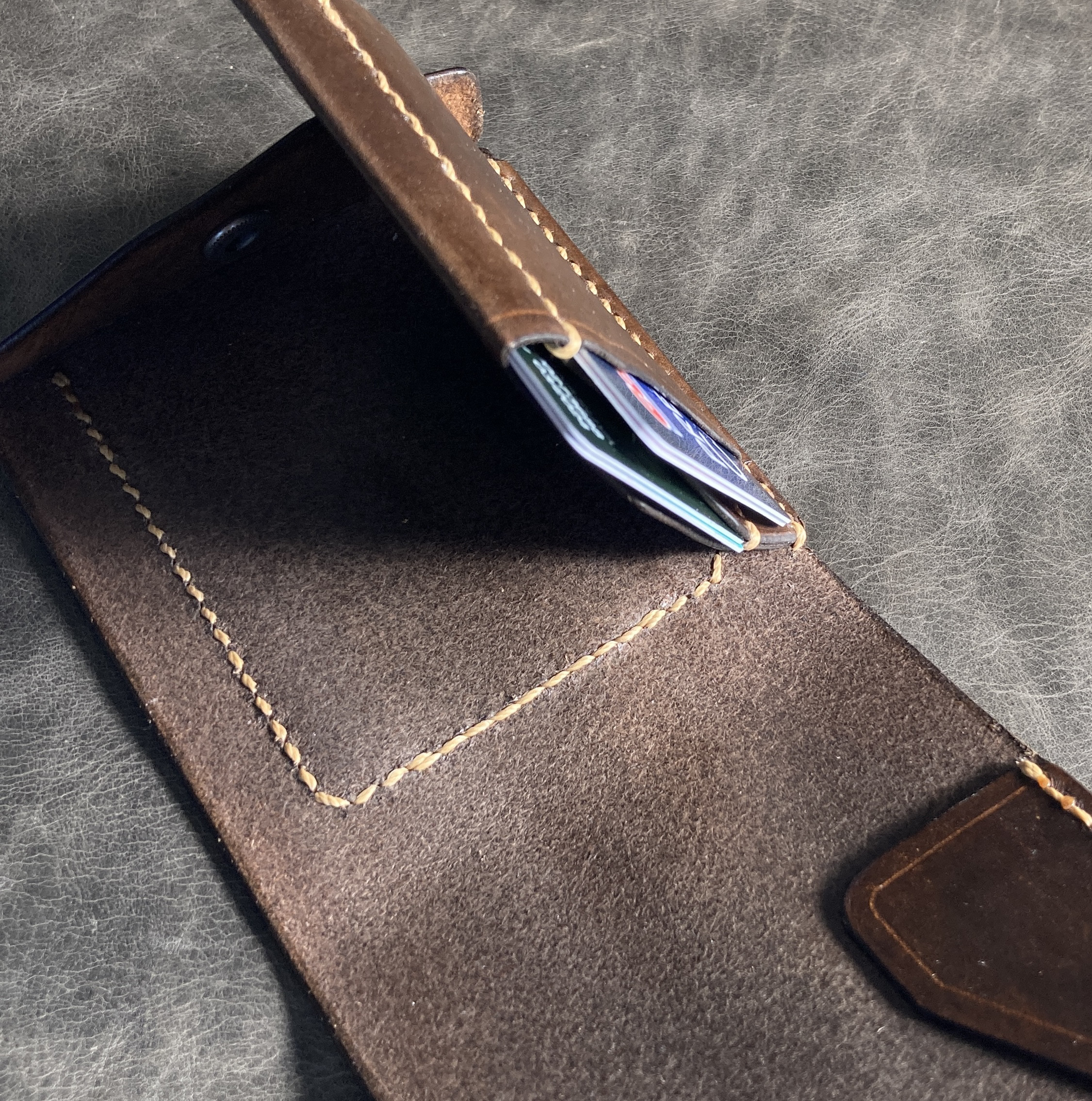 【右開口 ｶｰﾄﾞﾎﾟｹｯﾄ3 焦茶染】薄型シンプル札ばさみ MC-10dbwn マネークリップ ヌメ革 241109