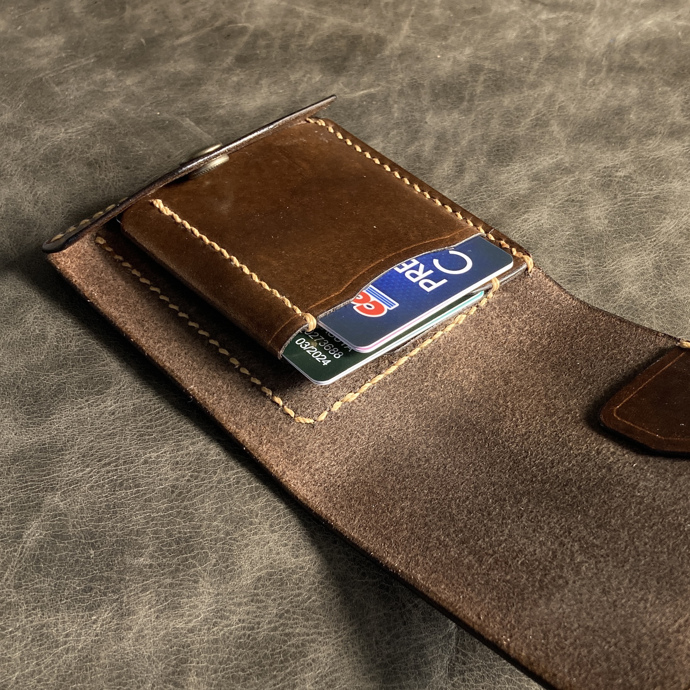 【右開口 ｶｰﾄﾞﾎﾟｹｯﾄ3 焦茶染】薄型シンプル札ばさみ MC-10dbwn マネークリップ ヌメ革 241109