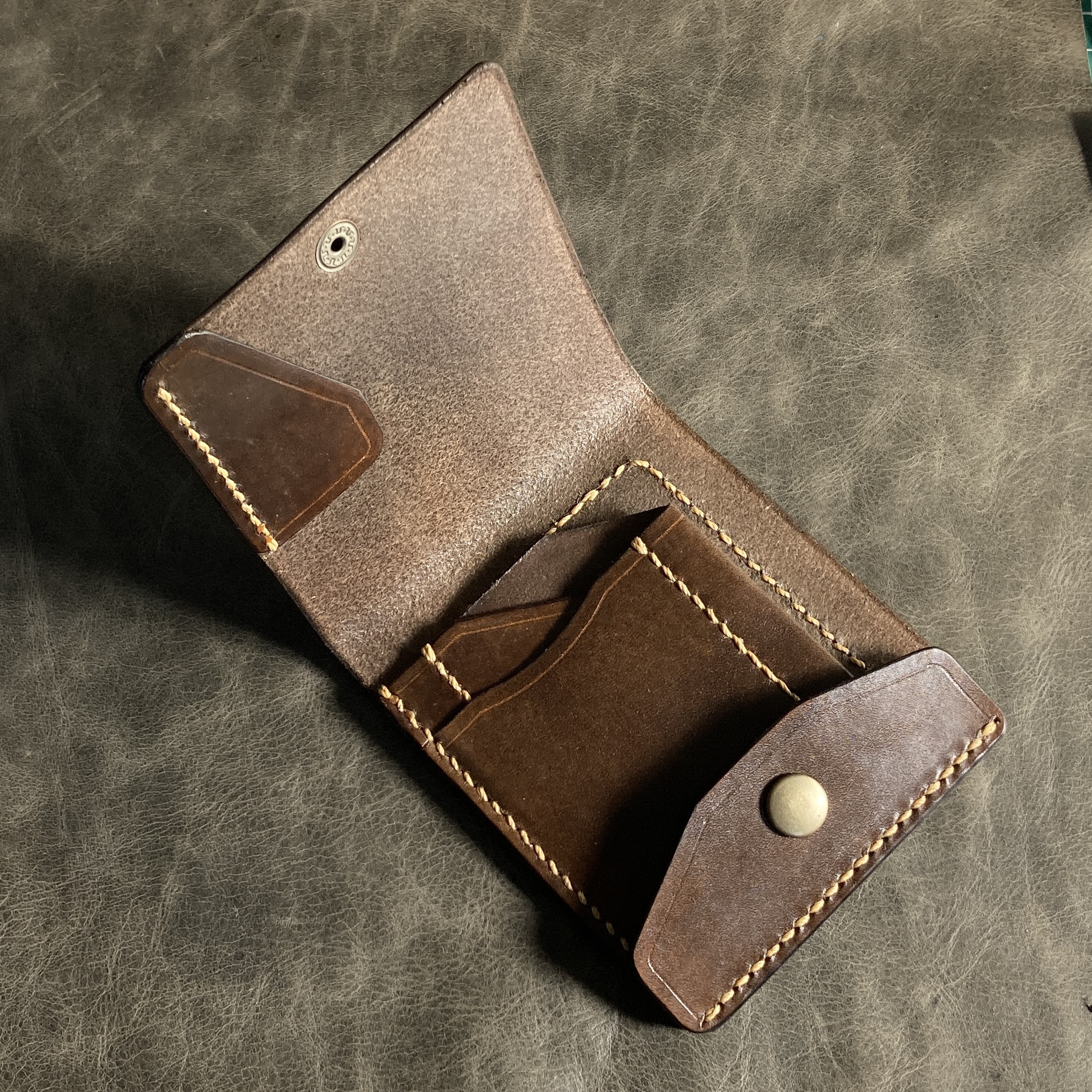 【右開口 ｶｰﾄﾞﾎﾟｹｯﾄ3 焦茶染】薄型シンプル札ばさみ MC-10dbwn マネークリップ ヌメ革 241109