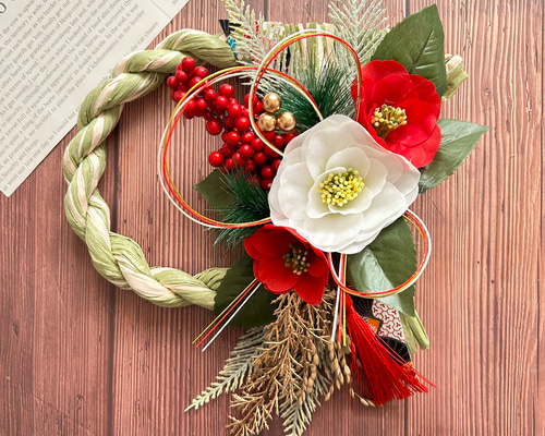 商品名【巴】豪華！❤ ダリアと椿と紅白マムのお正月リース造花フラワーリース お正月 ダリア と 椿 の 和風リース 紅白 | 雑貨屋 HarryChop