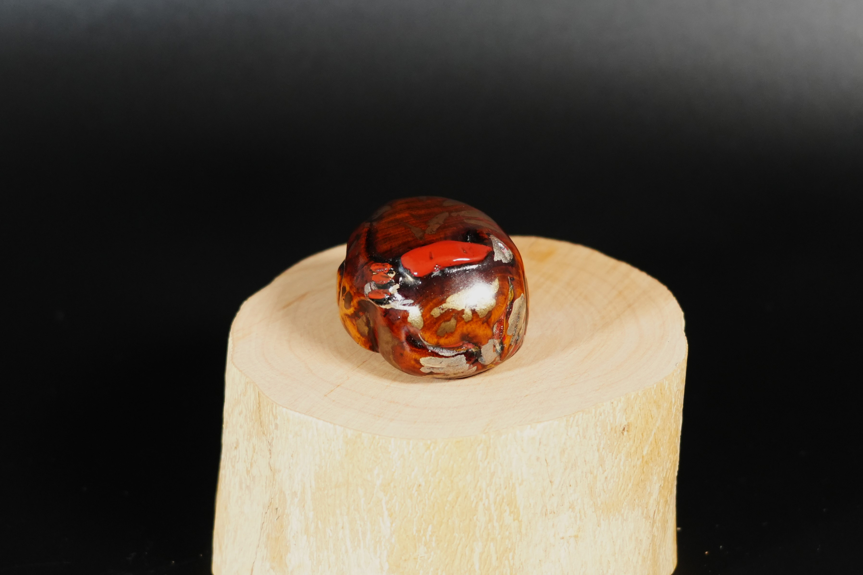 Netsuke Makie Nemuri Neko - Brass 011  根付　蒔絵　眠り猫　(真鍮)