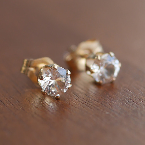 ピアス☆ロシア産フェナカイト（4mm）14kgf ピアス（スタッド・一粒