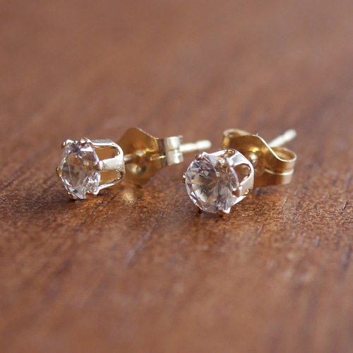 【2024秋冬新作】 ピアス☆ロシア産フェナカイト（4mm）14kgf ピアス（スタッド ピアス