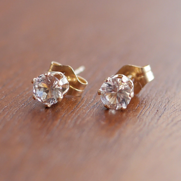 ピアス☆ロシア産フェナカイト（4mm）14kgf ピアス（スタッド・一粒