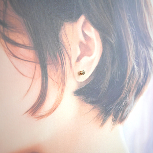 ピアス☆ロシア産フェナカイト（4mm）14kgf ピアス（スタッド