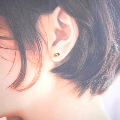 ピアス☆ロシア産フェナカイト（4mm）14kgf ピアス（スタッド・一粒