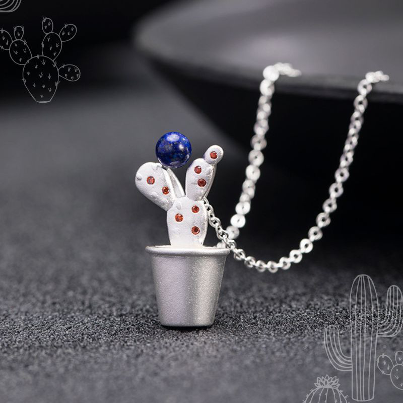 サボテンのペンダント - 青色のラピスラズリがペンダントに豊かな色合い  N112