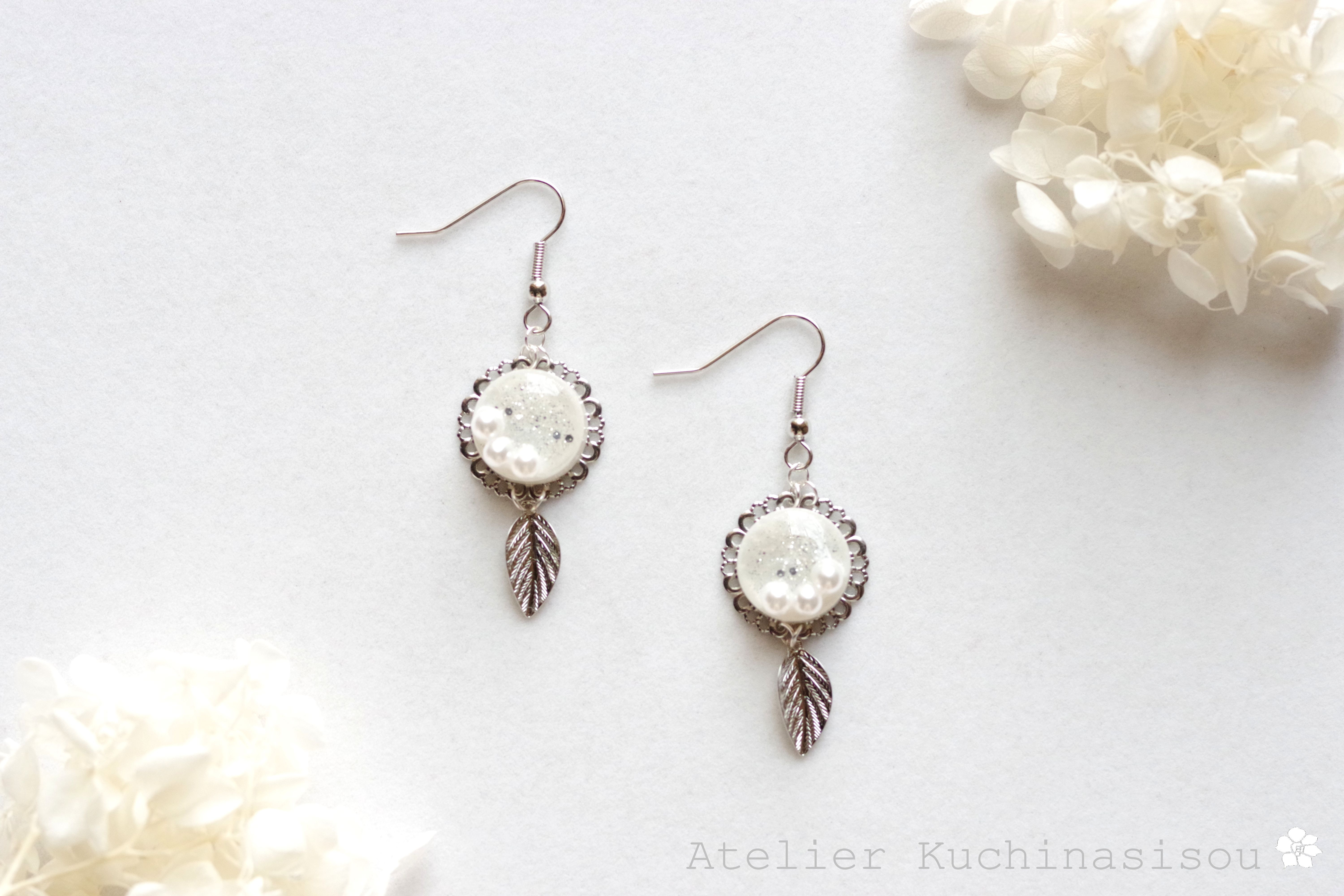 レジンアート　ラウンドモチーフと葉っぱチャームのピアス〈白い庭〉