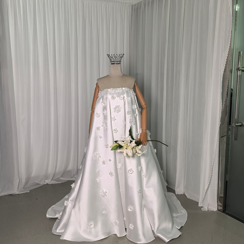 送料無料！ウエディングドレス 光沢サテン 花モチーフ ビーズ ベア  