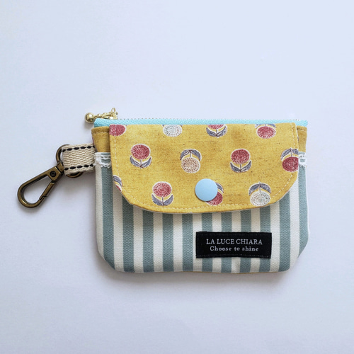 ミニファスナーポーチ・ナスカンつき フラップつきの外ポケット