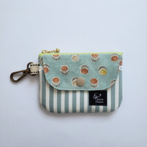 ミニファスナーポーチ・ナスカンつき フラップつきの外ポケットつき