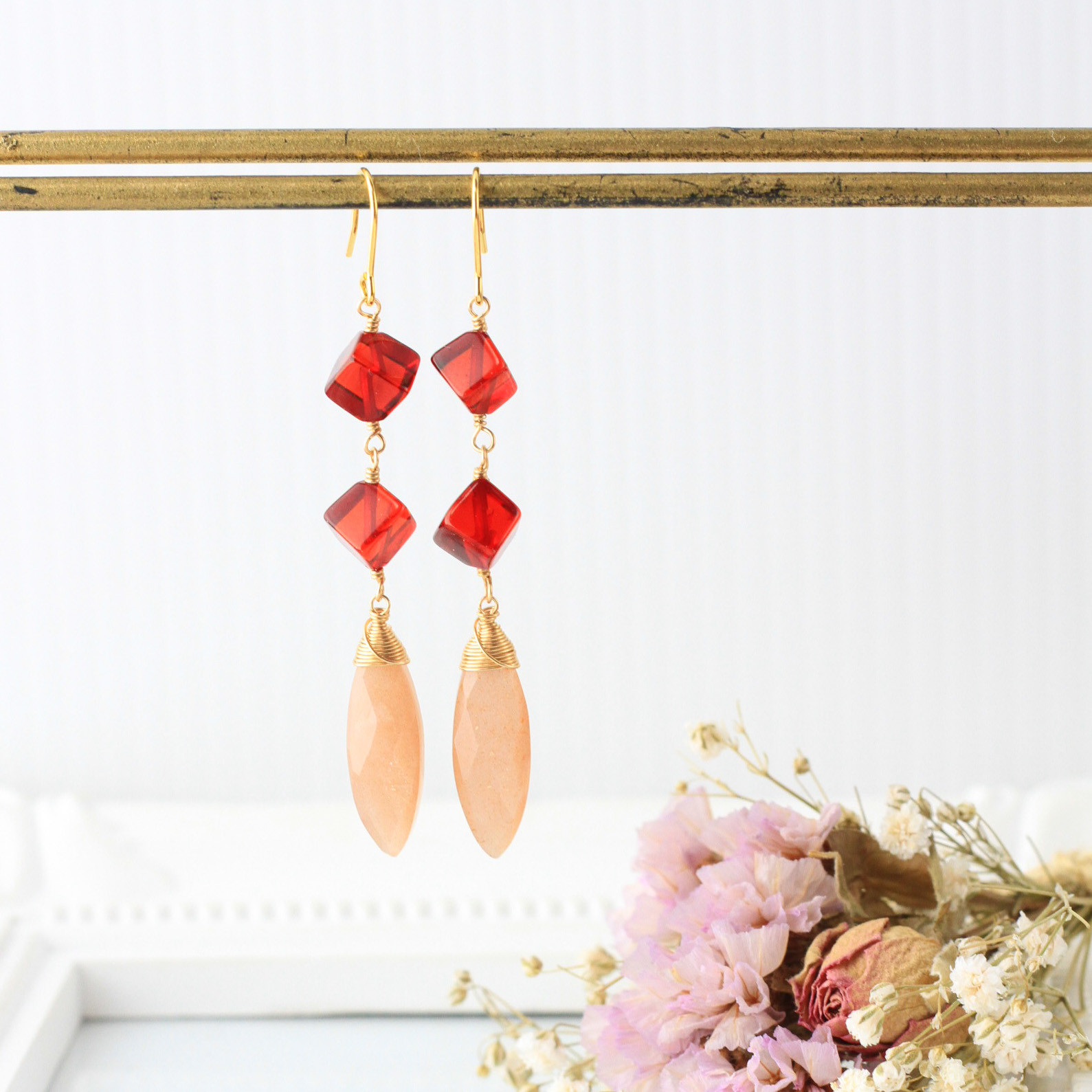 天然琥珀とピーチムーンストーンの耳飾り