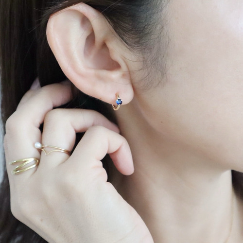 ピアスを開けていない方も！フープカフス LEIANA ブルー きらめくブルー・:* サファイア ワンタッチフープピアス