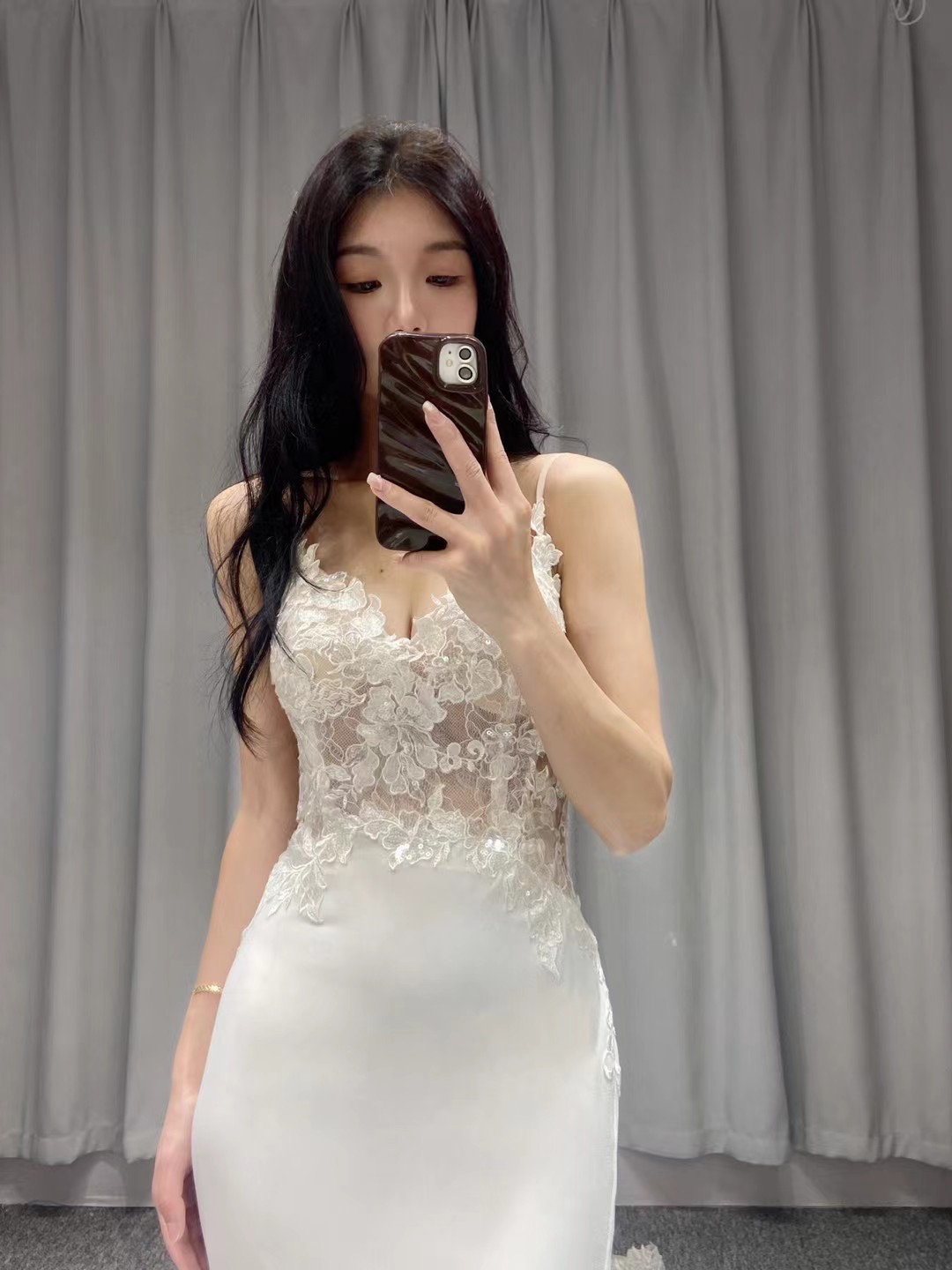 シアーな美しさ キャミソール 魅惑の花レースｖネック　背中見せ　くるみボタン　ロングトレーン　マーメイドドレス結婚式前撮