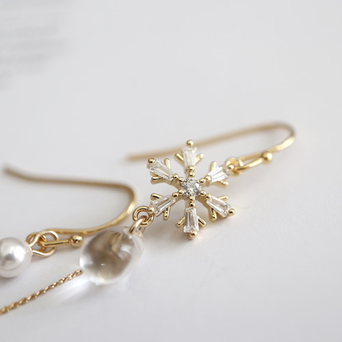 雪結晶の滴ピアス/イヤリング ピアス（フック・チェーン） hanahana