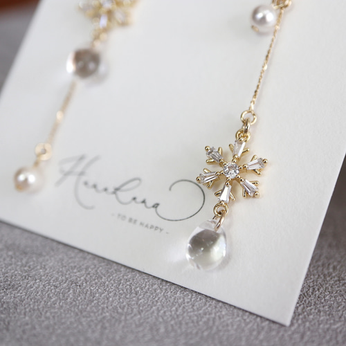 雪結晶の滴ピアス/イヤリング ピアス（フック・チェーン） hanahana