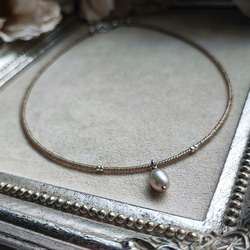 シルバーグレー色淡水パールの上品なチョーカーネックレス 2枚目の画像
