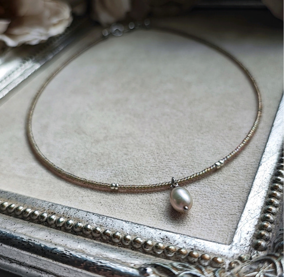 シルバーグレー色淡水パールの上品なチョーカーネックレス 2枚目の画像