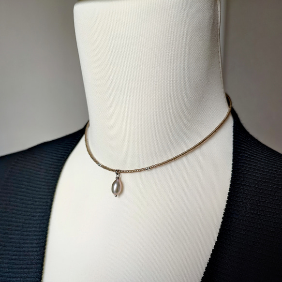 シルバーグレー色淡水パールの上品なチョーカーネックレス 4枚目の画像