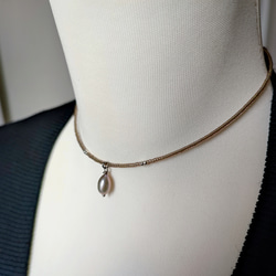 シルバーグレー色淡水パールの上品なチョーカーネックレス 1枚目の画像