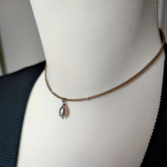 シルバーグレー色淡水パールの上品なチョーカーネックレス 1枚目の画像