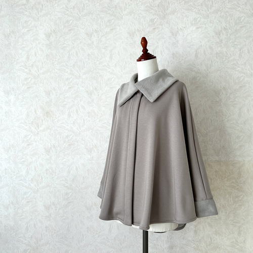 【極美品】フォクシー　カシミヤ100%　ポンチョ　羽織　近年　ピン型ブローチ付き 極美品】フォクシー カシミヤ100% ポンチョ 羽織 近年 ピン型ブローチ