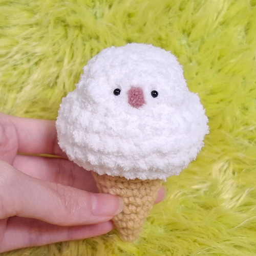 餅の形をした白い鳥。アイスクリームやミラーケーキの人形に変身でき