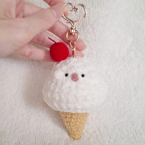 餅の形をした白い鳥。アイスクリームやミラーケーキの人形に変身でき