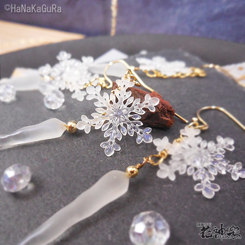 94 立体的な雪の結晶とブラック系じゃら　ピアスorイヤリング 94 立体的な雪の結晶とブラック系じゃら ピアスorイヤリング