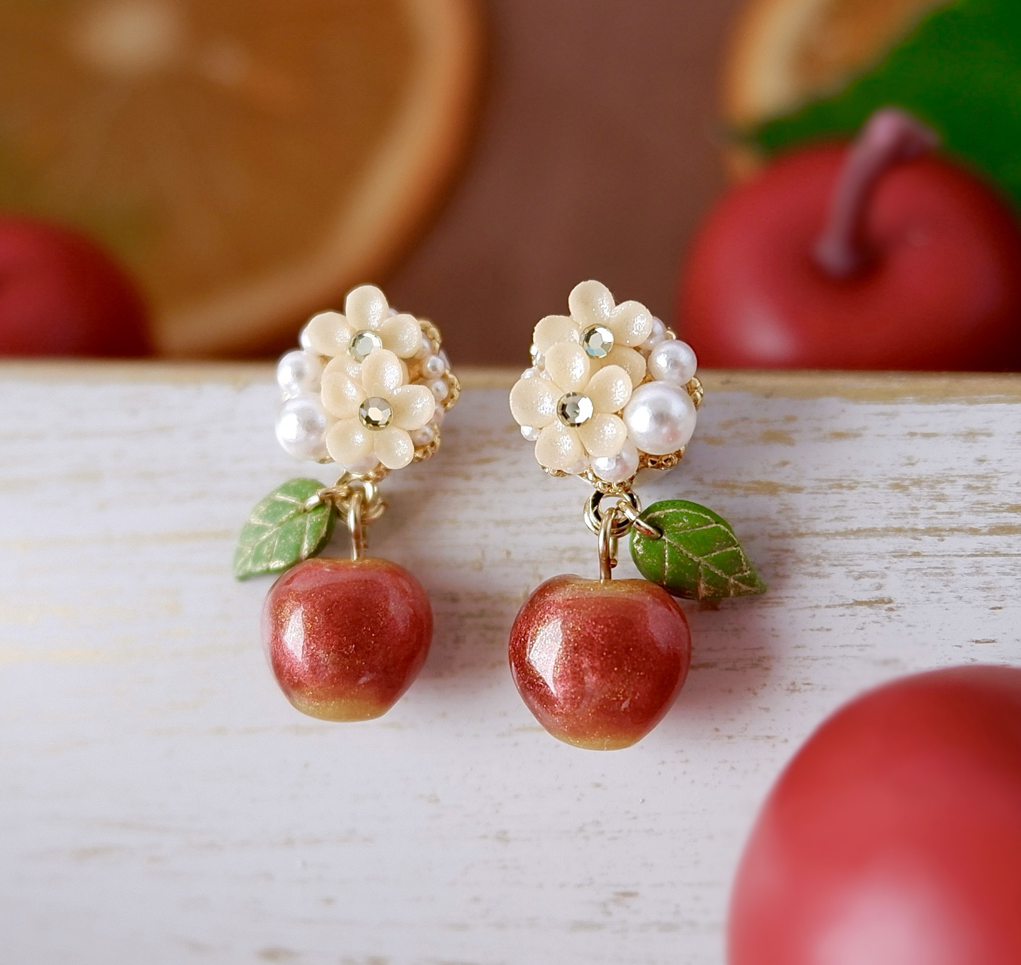 【雑誌掲載】花付き！大人のちっちゃな林檎イヤリング、ピアス(受注制作)《りんご　赤　フルーツ　秋　冬　クリスマス》