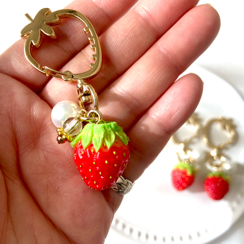 真っ赤ないちごのカラビナ♡ キーホルダー 1個 食品サンプル スイーツ