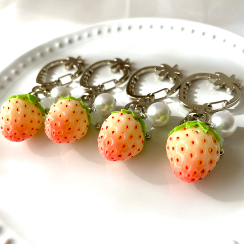 白いちごのカラビナ♡ キーホルダー 1個 食品サンプル スイーツ