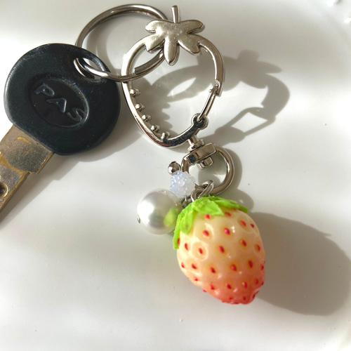 白いちごのカラビナ♡ キーホルダー 1個 食品サンプル スイーツ