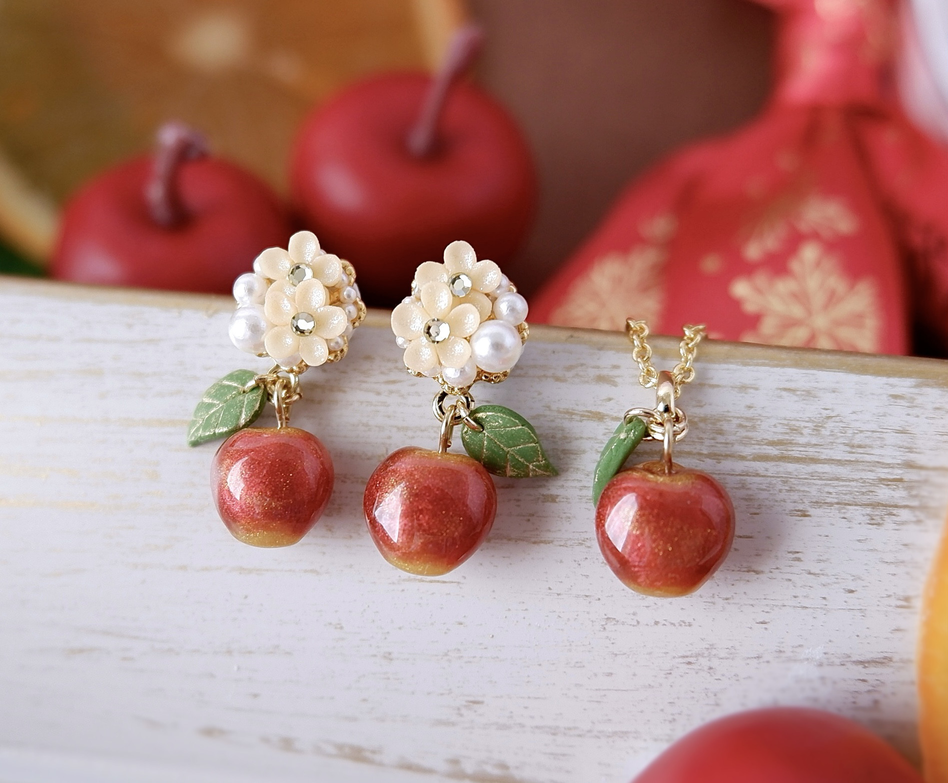 花付き！大人のちっちゃな林檎イヤリング、ピアス&ネックレスセット(受注制作)《りんご　赤　ギフト》