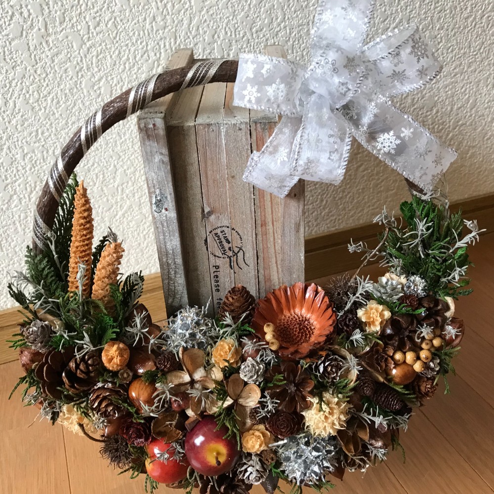 《フラワーギフト》北欧の森の木の実と林檎のハーフムーンリース　(一点限定）