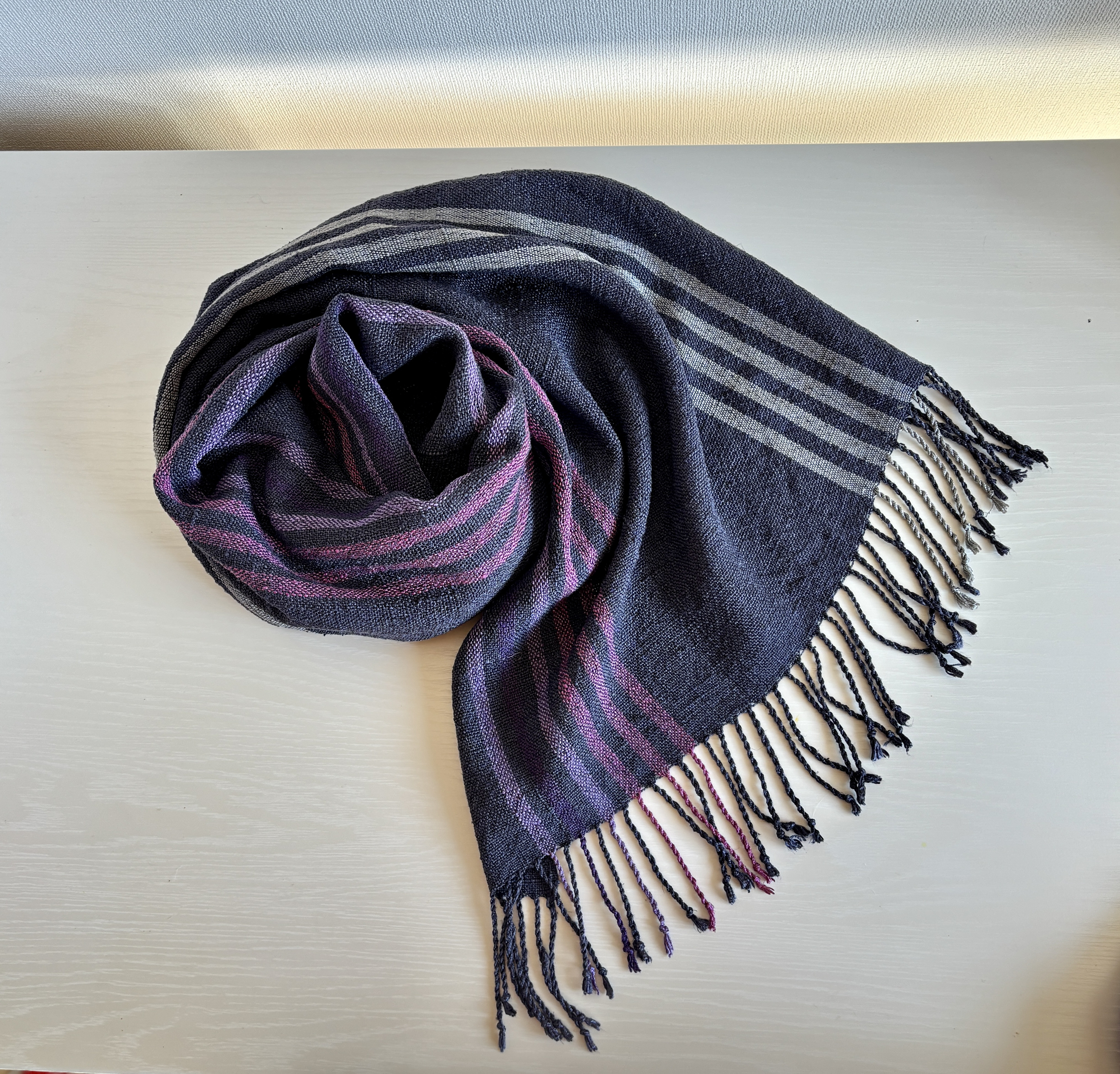 手織り＜シルクの大判マフラー＞草木染/紫ががった黒にグレーとパープルのストライプ