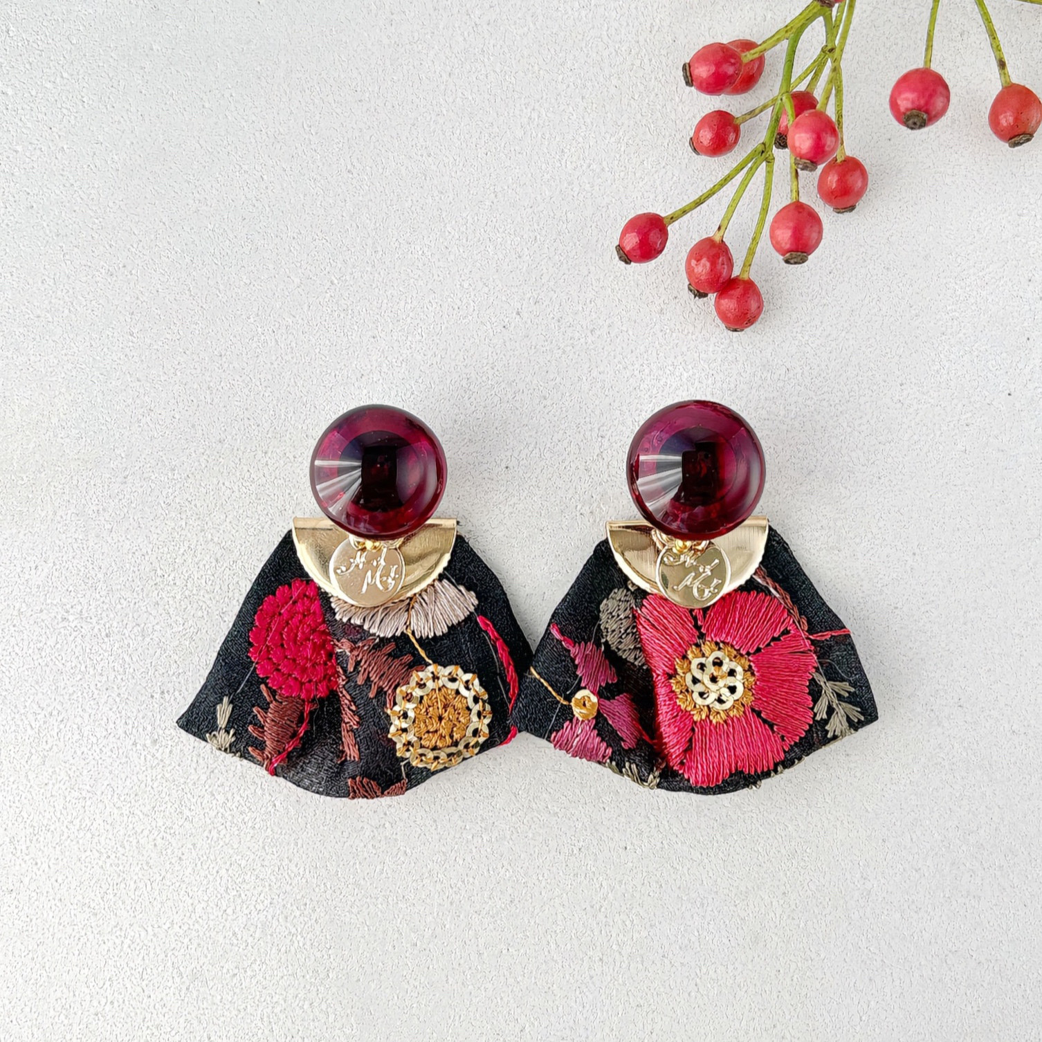 冬色ガラスのタッセル耳飾り-red flower-