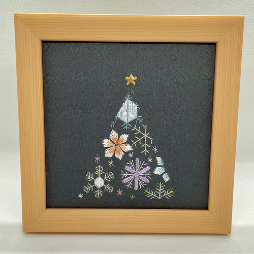 クリスマスツリー 刺繍フレーム 絹糸と金銀糸の日本刺繍 壁飾り