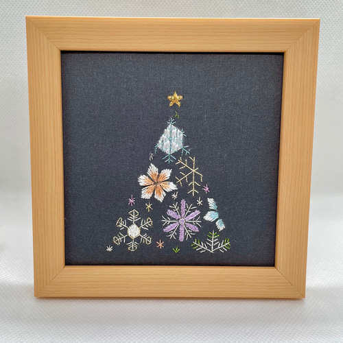 クリスマスツリー 刺繍フレーム 絹糸と金銀糸の日本刺繍 壁飾り